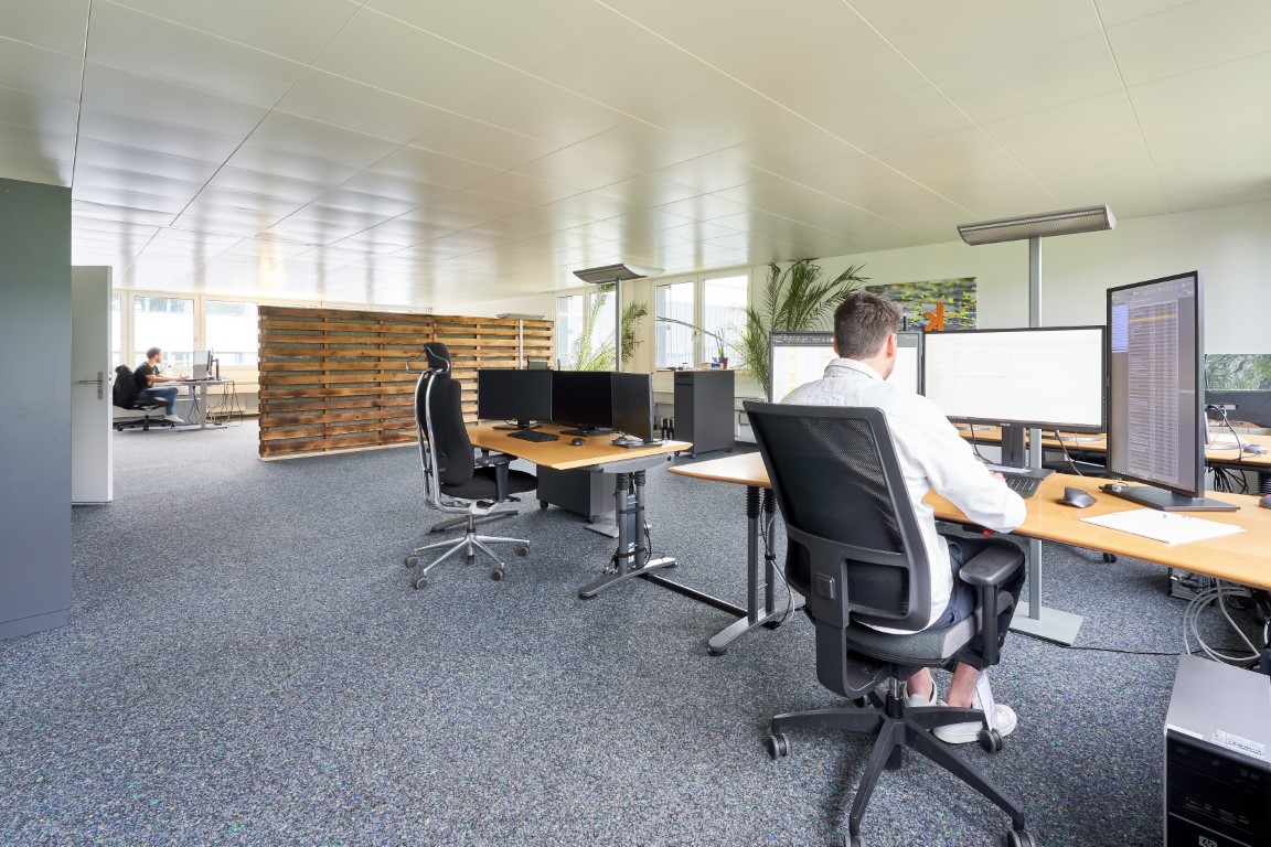 buero-raeumlichkeiten-projekt7-02 Büro mit Bildschirmen Pult Projekt7