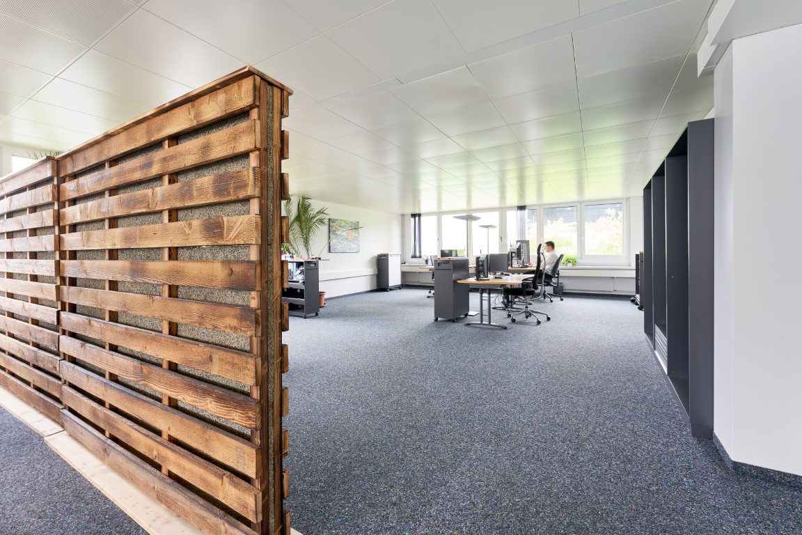 buero-raeumlichkeiten-projekt7-05 Büro mit Bildschirmen Pult Bilder Projekt7