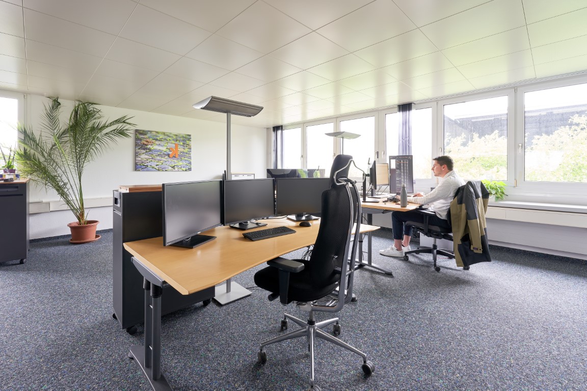 buero-raeumlichkeiten-projekt7-07 Büro mit Bilder und Pflanzen Projekt7