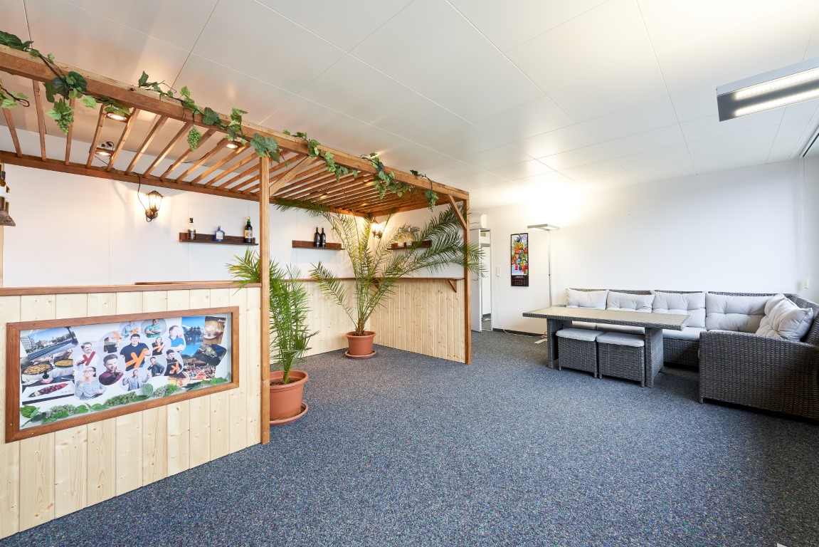 buero-raeumlichkeiten-projekt7-11 Büro Pausenraum Sofa Pflanzen Projekt7